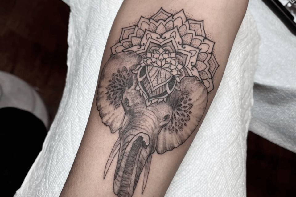 Fonte de tatuagem de mandala de elefante @theeasttattoo via Instagram