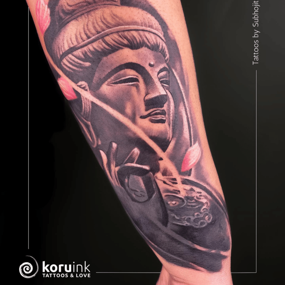 Serenidade do Buda Iluminado Fonte de tatuagem japonesa @koruinktattoostudio via Instagram