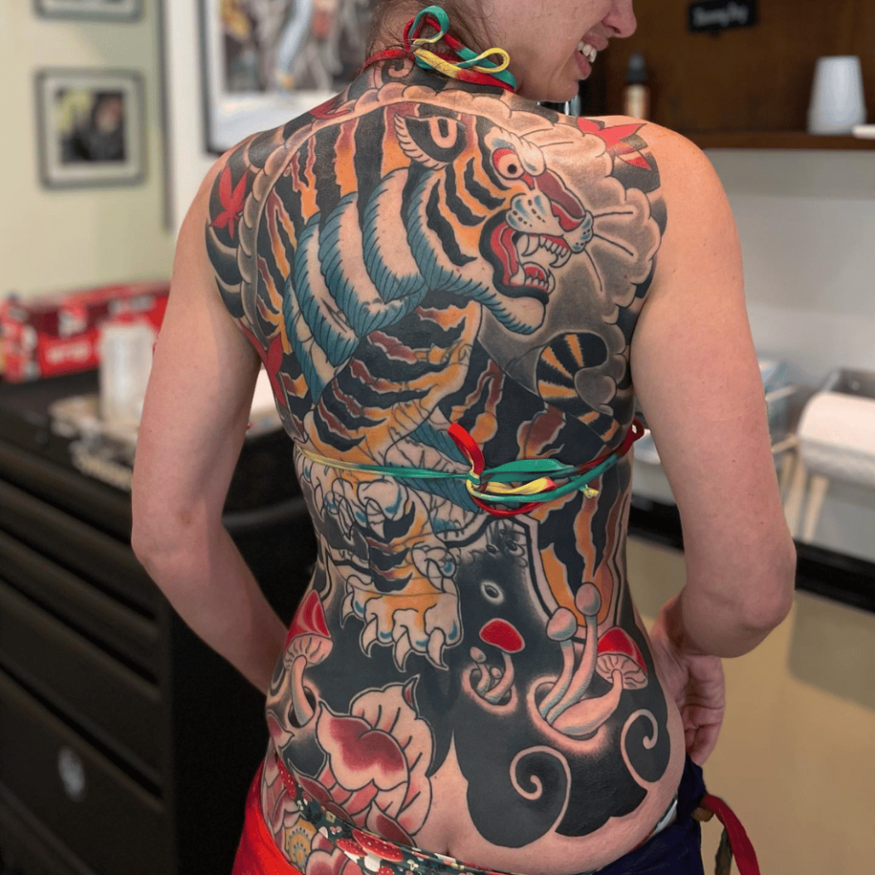 Fonte de tatuagem japonesa de tigre feroz @sabertooththomas via Instagram