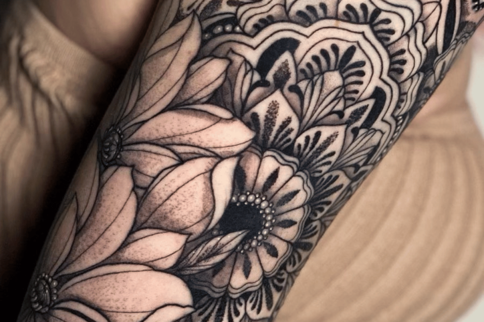 Fonte de tatuagem de mandala floral @allsacredtattoo via Instagram