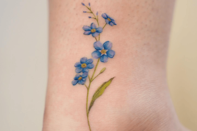 Fonte de tatuagem de flor Forget-Me-Not @_rony_tattoo via Instagram
