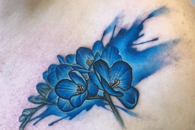 Fonte de tatuagem de flor de frésia @jenmaw666 via Instagram