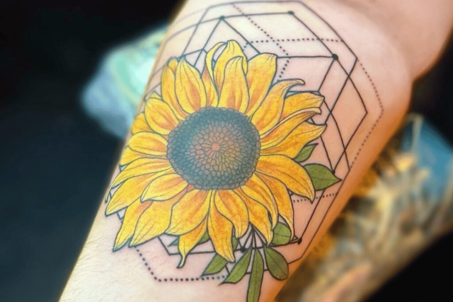 Fonte de tatuagem geométrica de flor de girassol @ 1867_tattoo_company via Instagram