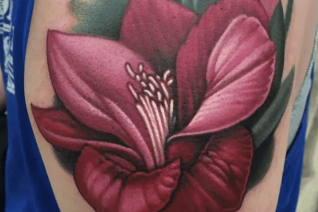 Tatuagem de flor de gladíolo @seanduffytattoos via Instagram