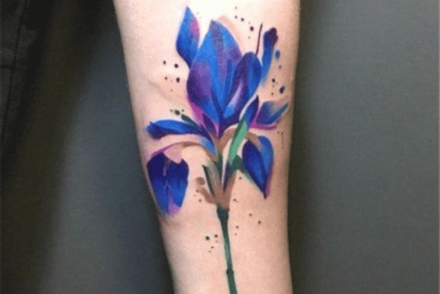 Fonte de tatuagem de flor de íris thetrendspotter.net