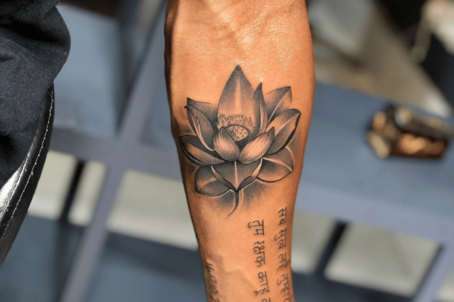 Fonte de tatuagem de flor de lótus @octopustattoomilan via Instagram