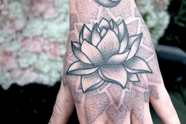 Fonte de tatuagem de flor de mandala de lótus @yattedbymaddy via Instagram