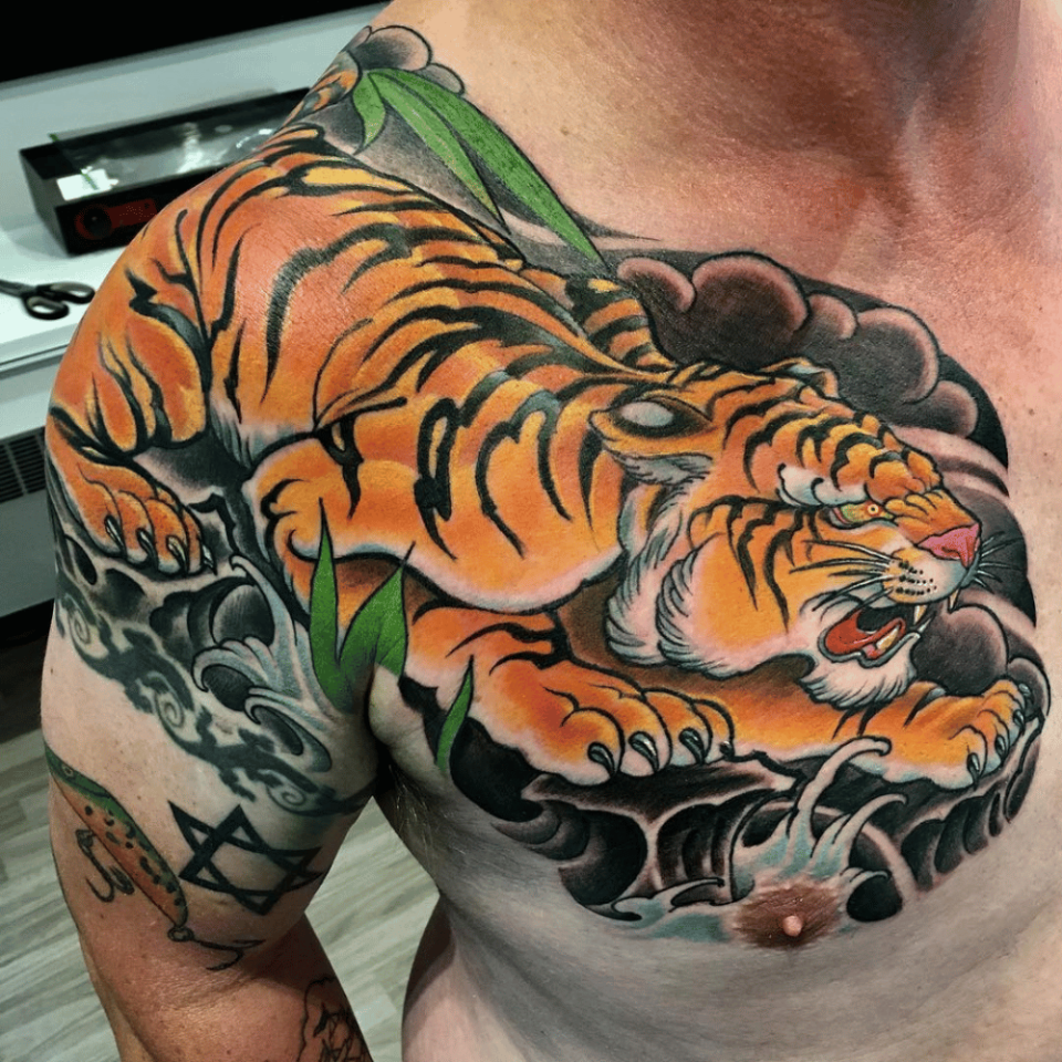 Tigre majestoso na floresta de bambu Fonte da tatuagem japonesa @rodmoncatattoo via Instagram