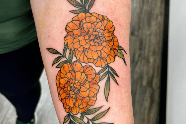 Fonte de tatuagem de flor de calêndula @inkcouturetattoos via Instagram