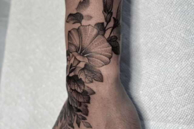 Fonte de tatuagem de flor de corriola @thebellrosetattoo via Instagram
