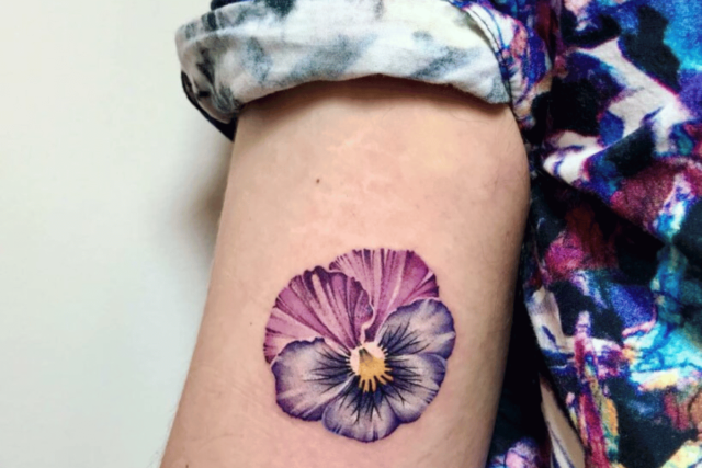 Tatuagem de flor de amor-perfeito @ciotka_zu_tattoo via Instagram
