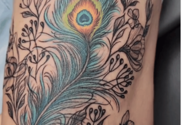 Fonte de tatuagem de flor de pavão @oxilox via Instagram