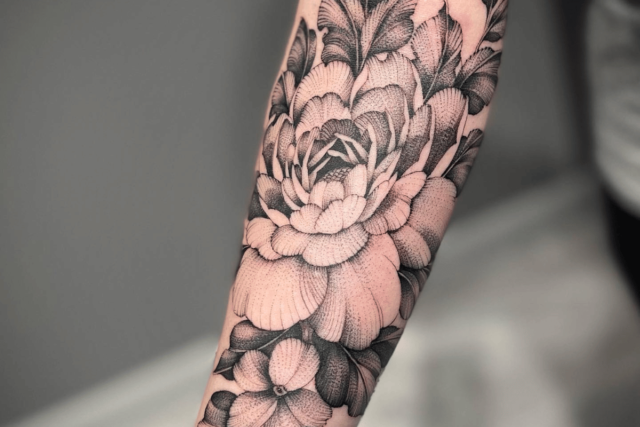 Fonte de tatuagem de flor de peônia @samlamitattoo via Instagram