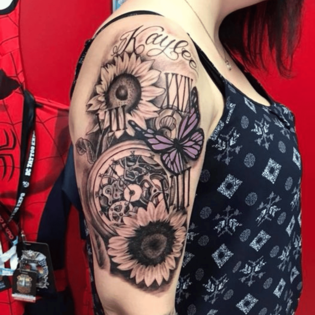 Relógio de bolso Sunflower Tattoo Source @VillageTattoo via Facebook