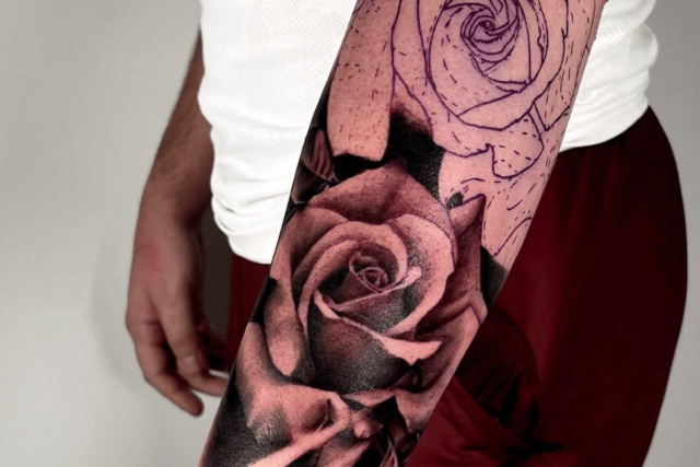 Fonte de tatuagem de flor rosa realista @ellipsetattoo via Instagram