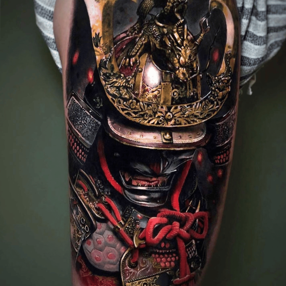 Fonte de tatuagem japonesa estóica do capacete samurai @japanese.ink via Instagram