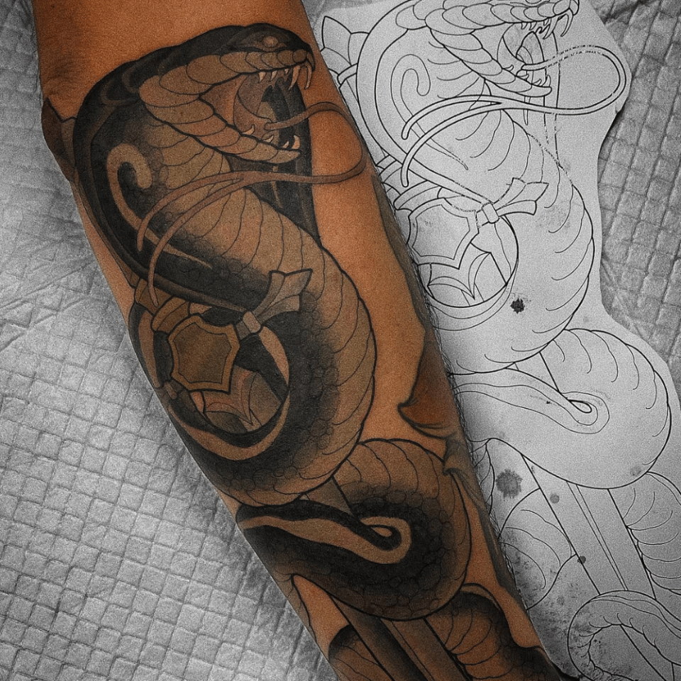 Fonte de tatuagem japonesa misteriosa envolta em serpente @chrisstriktattoo via Instagram