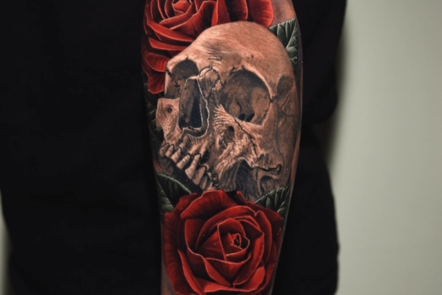 Fonte de tatuagem de flor de caveira e rosas @ philgarcia805 via Instagram