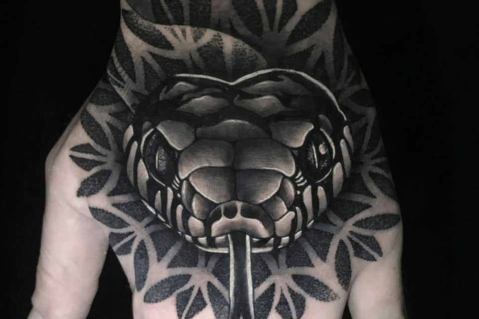 Fonte de tatuagem de mandala de cobra @beyondtheillusiontattoo via Instagram