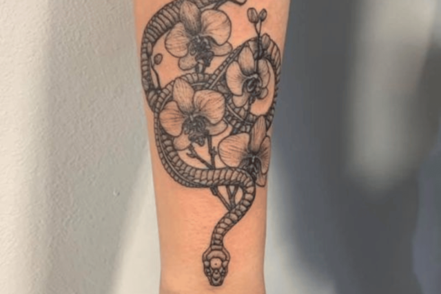 Fonte de tatuagem de flor de cobra e orquídea @sacredkrakenuk via Facebook