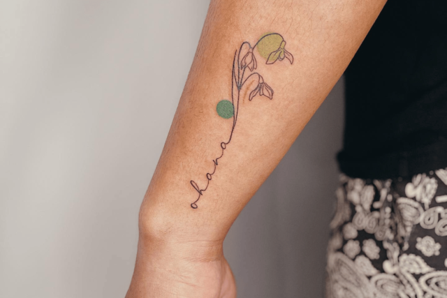 Tatuagem de flor Snowdrop @kata.tattoo via Instagram
