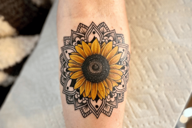 Fonte de tatuagem de flor de mandala de girassol @coreymullentattoos via Instagram