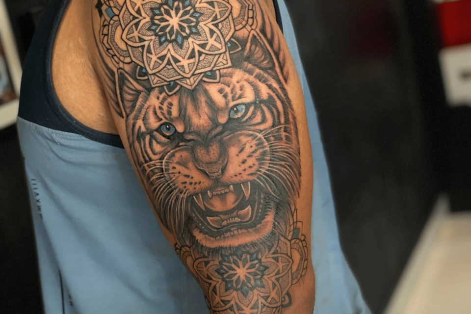 Fonte de tatuagem de mandala de tigre @inkfected_tattoo_studio via Instagram