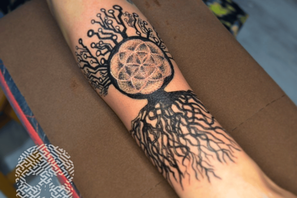 Fonte de tatuagem de mandala da árvore da vida @daftarttattooer via Instagram