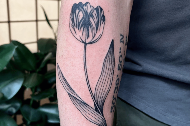 Fonte de tatuagem de flor de tulipa @jennamariontattoo via Instagram