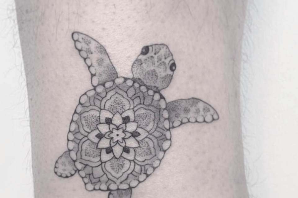 Fonte de tatuagem de mandala de tartaruga @korpus via Instagram