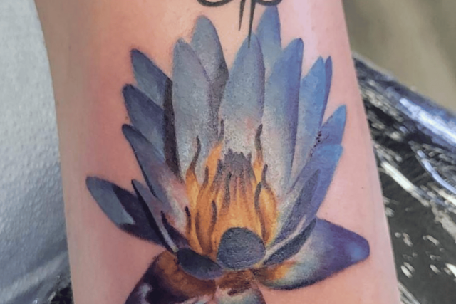 Fonte de tatuagem de flor de nenúfar @leveluptattoostudio via Instagram