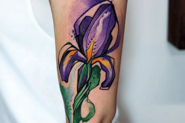 Fonte de tatuagem de flor de íris em aquarela @artbyseth via Instagram