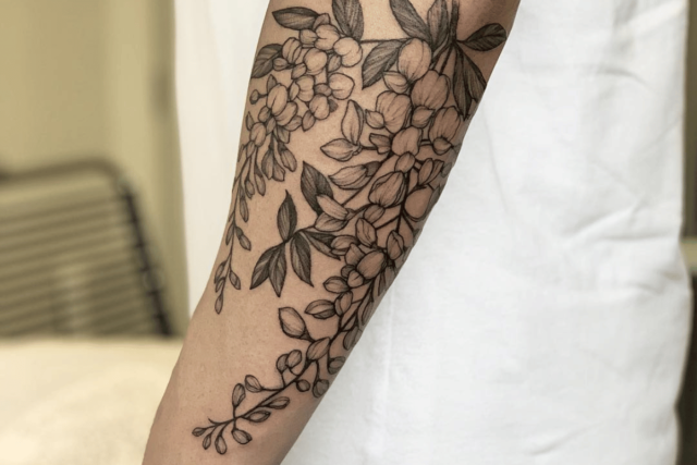 Fonte de tatuagem de flor de glicínia @misskwan via Instagram