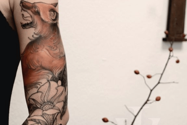 Lobo com tatuagem de flor Moonflower Fonte @konstanze__k via Instagram
