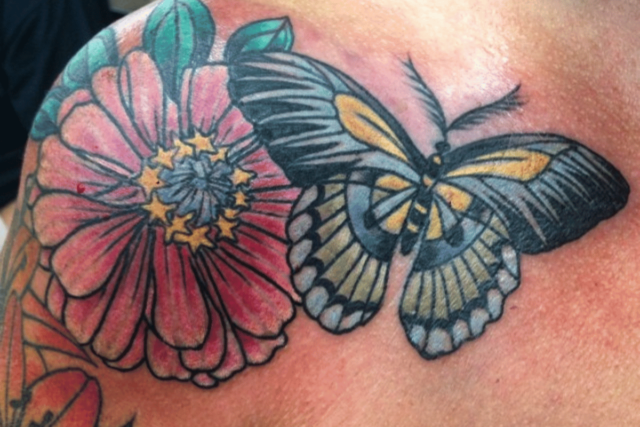 Fonte de tatuagem de flor Zinnia @josh_p_cruse via Instagram