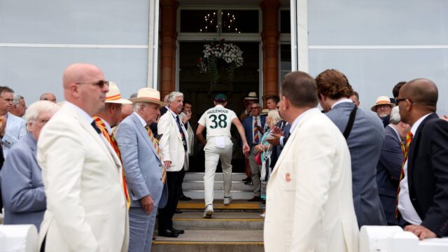Hypocrisy Shines As ‘Bitter’ England Cricket Fans Abuse Australian Players After Controversial Ashes Test