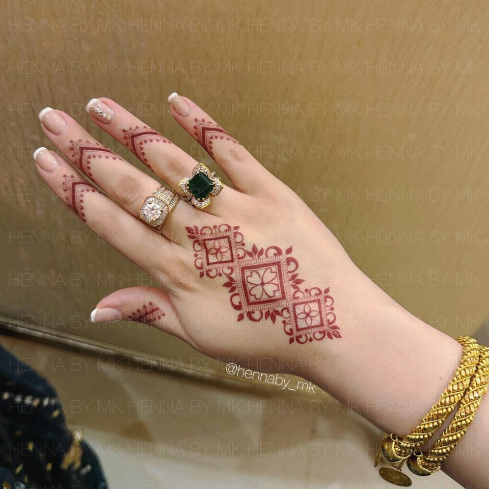 Temporary Henna Tattoo Source @hennaby_mk via Instagram