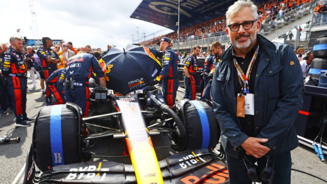 Steve Carell stands in front of Formula 1 car at the dutch Grand Prix.
