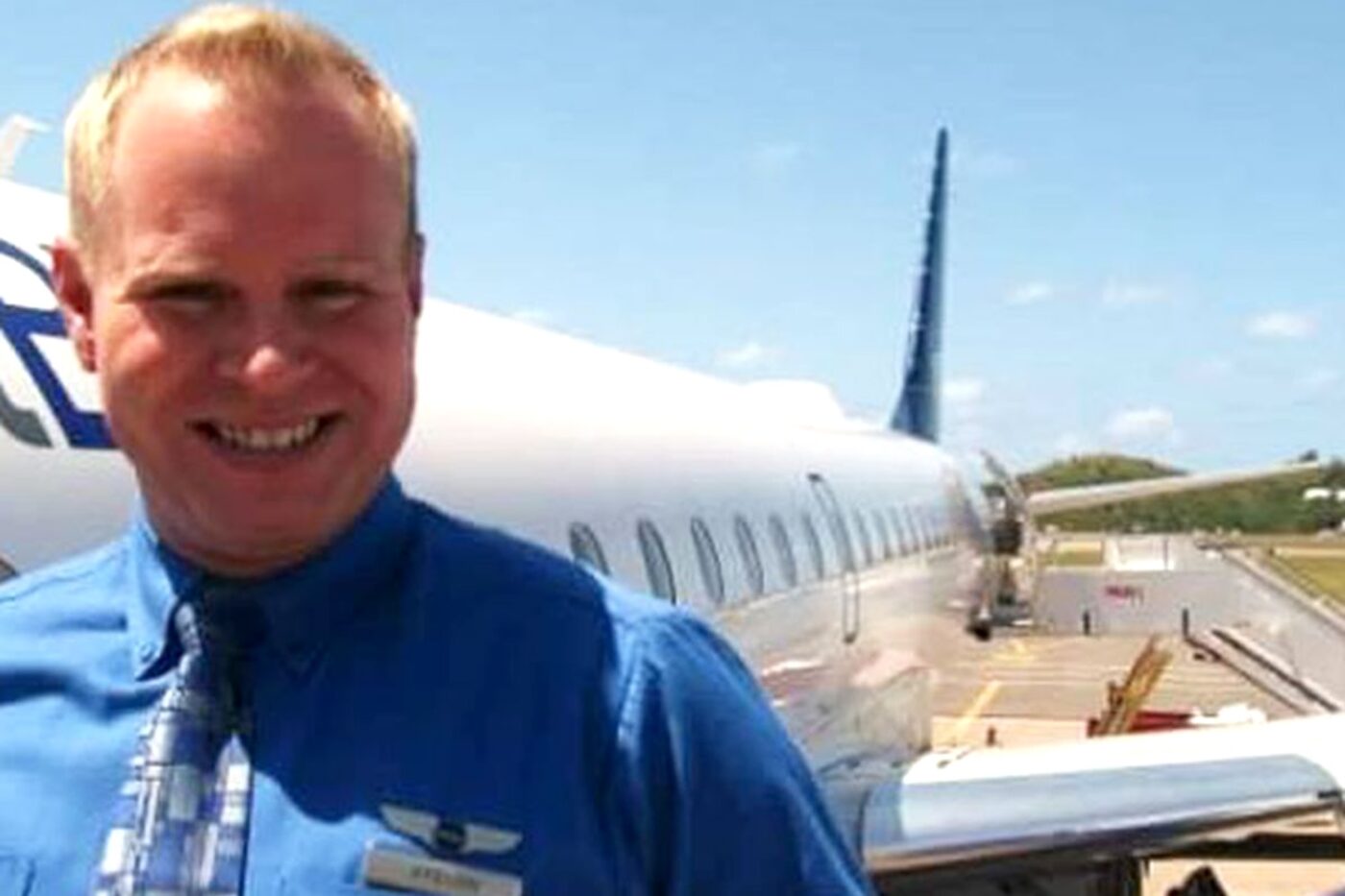 Flight Attendant Resigns Mid-Air, Takes 2 Beers &amp; Leaves Via Emergency Slide