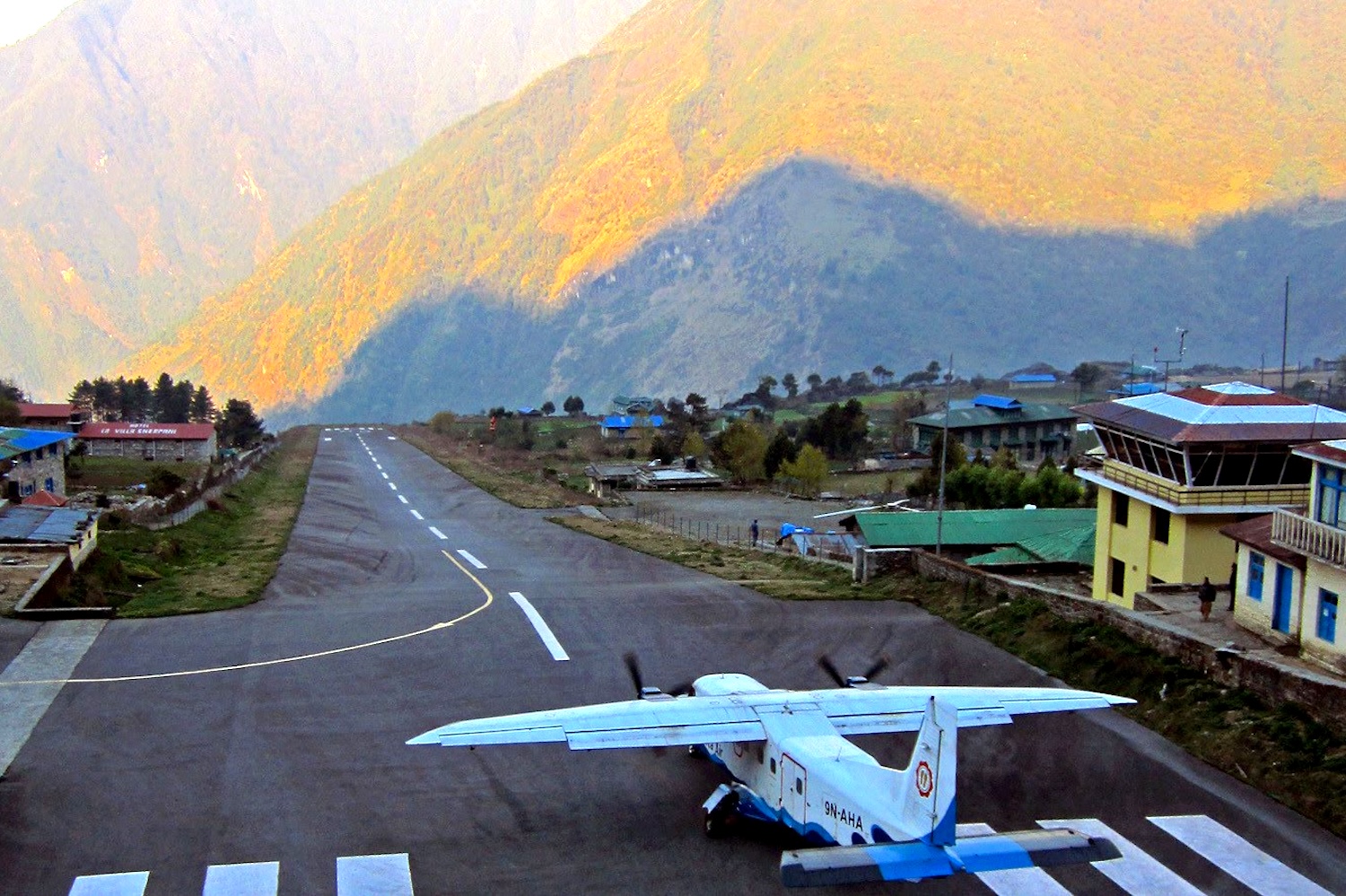 Аэродром в скале. Аэропорт имени Тэнцинга и Хиллари, Непал. Аэропорт Лукла Непал. Аэропорт Тенцинг-Хиллари, Лукла, Непал. Посадочная полоса Лукла Непал.