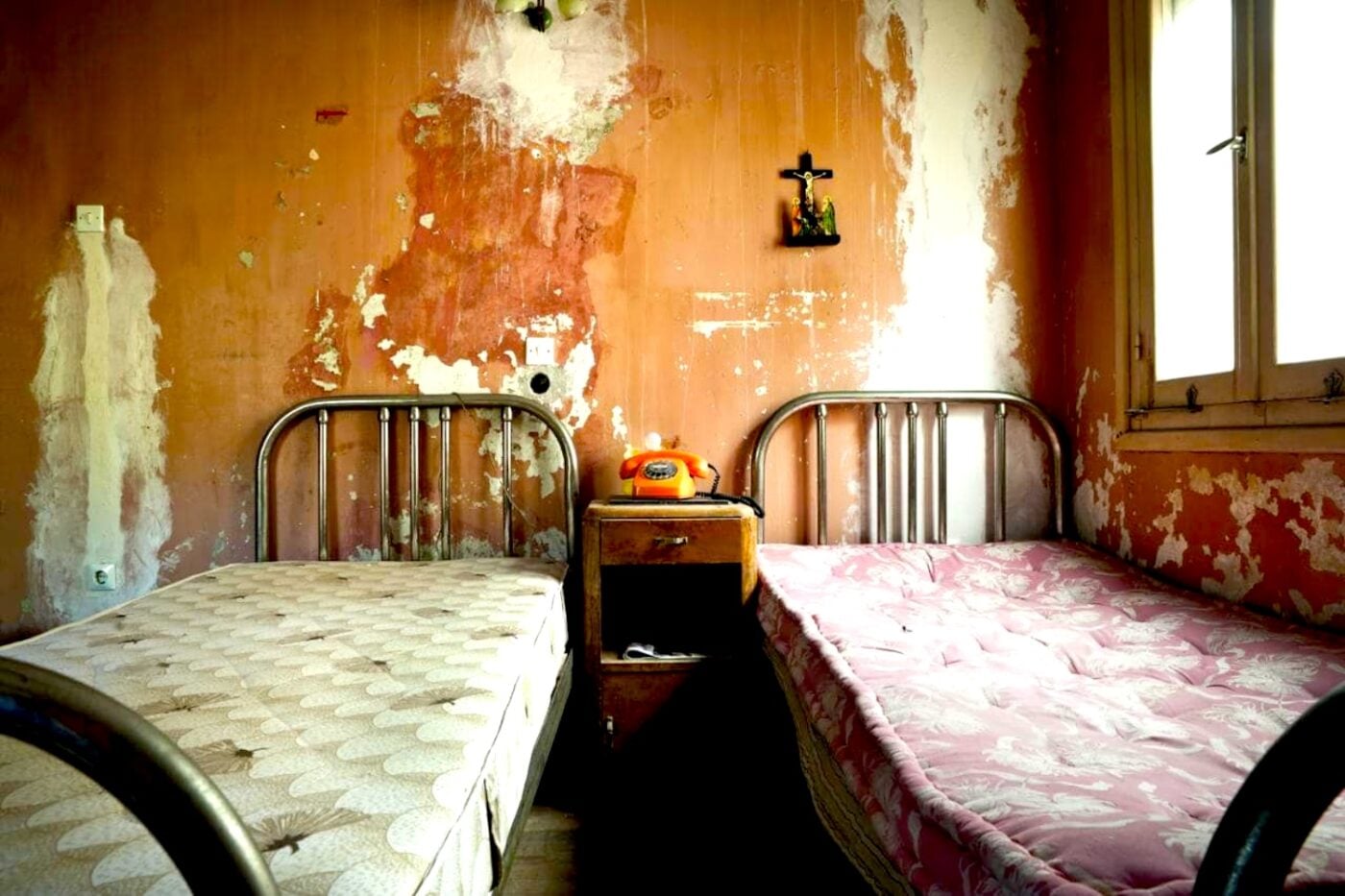 America's Worst Hotels BloodStained Beds, Cockroaches & Sinks Full Of Vomit